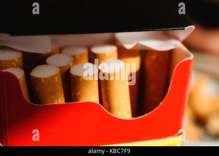 Close-up de rouge et noir paquet de cigarettes avec plusieurs cigarettes à l'intérieur Banque D'Images