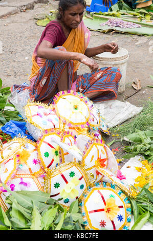 PONDICHERY, PUDUCHERY, INDE - Le 26 août 2017. La vente du vendeur de fleurs fraîches, de légumes, de fruits et de parapluies pour les fervents de bénir dieu hindou Ganesh un Banque D'Images