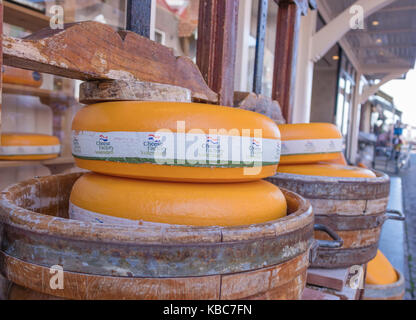 Tonneau en bois avec du fromage afficher à l'extérieur de l'usine de fromage Edam Edam Volendam en boutique, Pays-Bas Banque D'Images