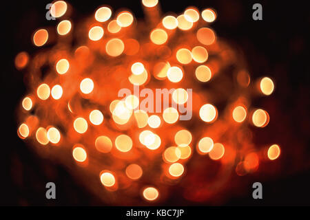 Belle abstract close-up de swirly flou artistique en courbes de lumières de Noël orange pris avec helios fengshan Road -3 41 vintage lentille pendant la nuit Banque D'Images