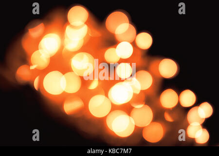 Abstract close-up of orange flou artistique de nombreuses lumières de Noël lumineuses prises avec helios fengshan Road -3 41 vintage lentille pendant la nuit Banque D'Images