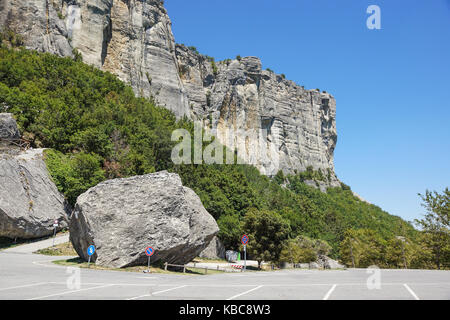 Montagne escalade verticale . Les falaises escarpées des montagnes . Banque D'Images