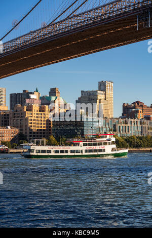 Pont de Brooklyn Park à partir de l'East River avec un bateau de tourisme. Brooklyn, New York City Banque D'Images
