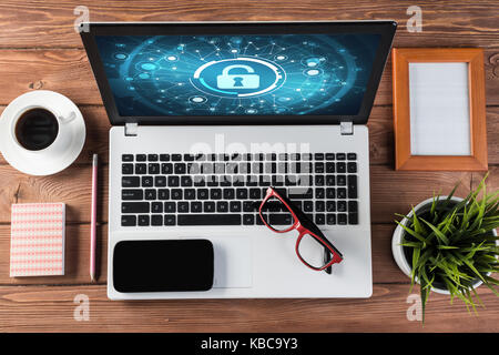 La sécurité et la technologie web concept avec ordinateur portable sur une table en bois Banque D'Images