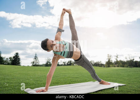 Woman practicing yoga pose Banque D'Images