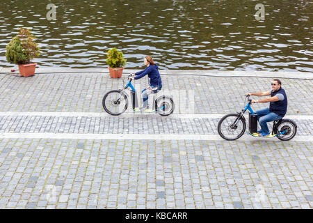 Touristes sur un scooter électrique, Prague, République tchèque Banque D'Images