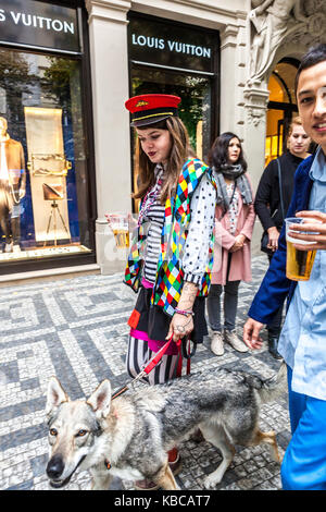 Rue Parizska, Prague boutique les touristes de la République tchèque avec le chien en face de la boutique Louis Vuitton Banque D'Images