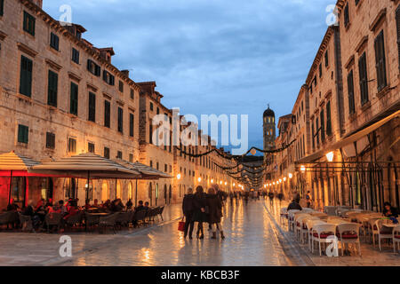 Cafés sur la Placa (stradun), une rue piétonne, soir heure bleue, old town, Dubrovnik, site du patrimoine mondial de l'UNESCO, la Croatie Banque D'Images