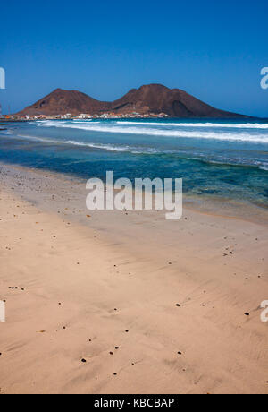 L'eau limpide et propre plage de l'océan atlantique. calhau ville, volcan éteint pic du cratère au Cap Vert, Sao Vicente island Banque D'Images