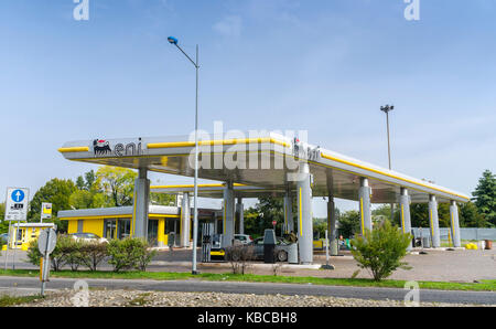 Une station essence d'eni à San Donato Milanese, Milan, Italie. eni est la compagnie pétrolière nationale italienne avec son QG à Rome, Italie Banque D'Images