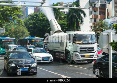 Le contrôle de la pollution des camions de brumisation en Chine avec un puissant canon à Brouillard Le brouillard de pulvérisation pour la poussière et le contrôle et la prévention de smog à Shenzhen, Chine Banque D'Images