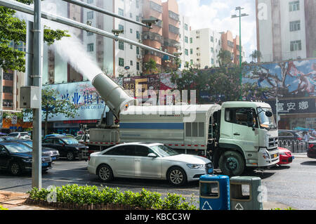 Le contrôle de la pollution des camions de brumisation en Chine avec un puissant canon à Brouillard Le brouillard de pulvérisation pour la poussière et le contrôle et la prévention de smog à Shenzhen, Chine Banque D'Images