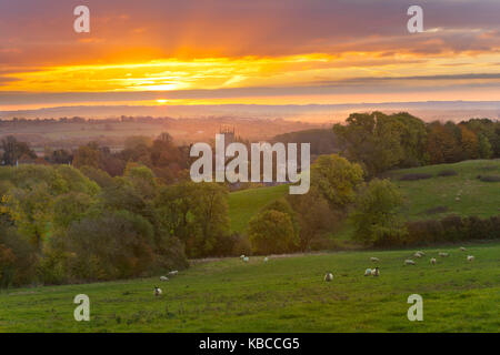 Campagne des Cotswolds et St James Church. à l'aube, Chipping Campden, Cotswolds, Gloucestershire, Angleterre, Royaume-Uni, Europe