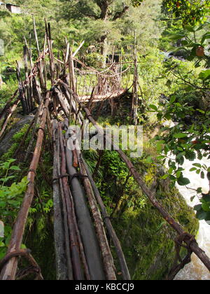 Pont en bois dans le préhistorique Baliem Valley, Papouasie, Indonésie Banque D'Images