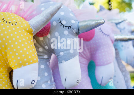 Vitrine de la boutique peluche licorne - Oreillers, alignées dans une rangée Banque D'Images