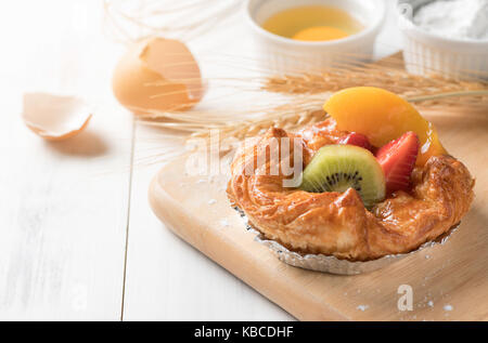 Pain danois avec orange kiwi et fraises sur fond de bois blanc, de l'alimentation boulangerie Banque D'Images