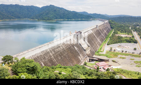 Vue aérienne de khun dan prakan chon barrage dans nakonnarok province thaïlande, plus grand et le plus long barrage en béton compacté au rouleau dans le monde, le texte thaï sur Banque D'Images