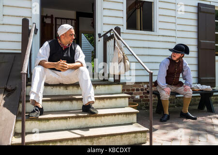 Colonial Williamsburg Virginia,Duke of Gloucester Street,Living History Museum,18e-siècle Amérique,re-création,réacteur,costume,homme hommes,VA17052 Banque D'Images