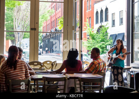 Richmond Virginia, Shockoe Slip district, Urban Farmhouse Market & Cafe, restaurant restaurants restauration café cafés, café, restaurant, musicien, joueur Banque D'Images