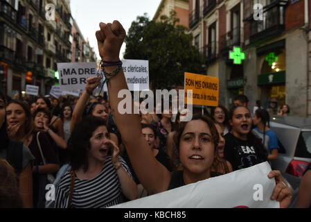 Madrid, Espagne. 28 septembre 2017. Des activistes participent à une manifestation pour protester contre la violence faite aux femmes et en faveur de la dépénalisation de l'avortement à Madrid. Crédit: Jorge Sanz/Pacific Press/Alay Live News Banque D'Images