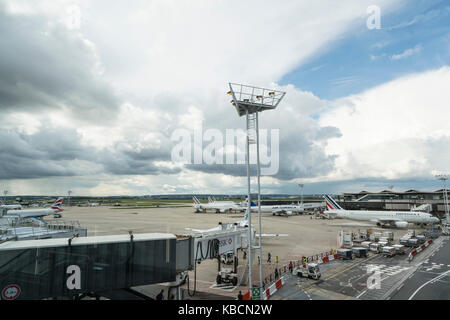 Certains avions de stationnement dans l'aéroport d'Orly à Paris Banque D'Images