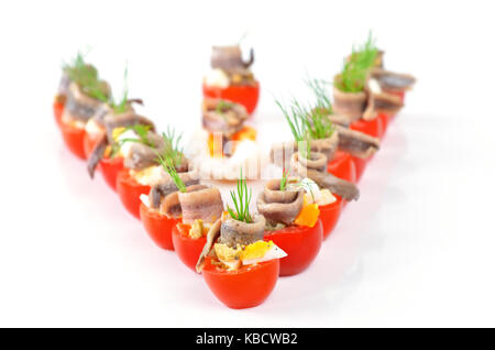 Les tomates cerises avec les anchois, les oeufs et l'aneth frais haché Banque D'Images