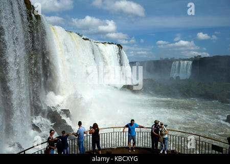 Touristes sur la plate-forme d'observation du côté Brésil des chutes d'Iguazu, Brésil - frontière Argentine, Amérique du Sud Banque D'Images