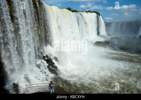 Touriste sur la plate-forme d'observation du côté Brésil des chutes d'Iguazu, Brésil - frontière Argentine, Amérique du Sud Banque D'Images