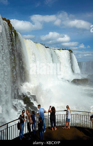 Touristes sur la plate-forme d'observation du côté Brésil des chutes d'Iguazu, Brésil - frontière Argentine, Amérique du Sud Banque D'Images