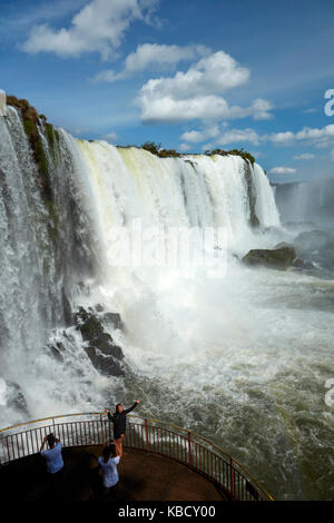 Touristes sur la plate-forme d'observation du côté Brésil des chutes d'Iguazu, Brésil - frontière Argentine, Amérique du Sud Banque D'Images