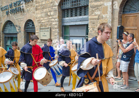 San Gimignano les garçons en costume médiéval tambours battant en parade dans Banque D'Images