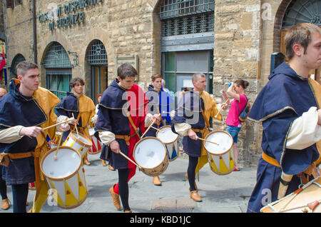 San Gimignano les garçons en costume médiéval tambours battant en parade dans Banque D'Images