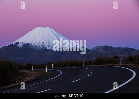 Coucher de soleil sur le mt ngauruhoe en parc national de Tongariro en Nouvelle-Zélande. Banque D'Images