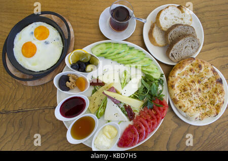 Assiette petit-déjeuner sur la table en bois Banque D'Images