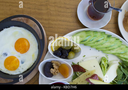 Assiette petit-déjeuner sur la table en bois Banque D'Images