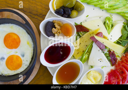 Assiette petit-déjeuner sur la table en bois Banque D'Images