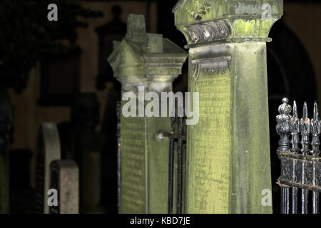 Pierres tombales anciennes dans Greyfriars kirkyard (cimetière et cimetière), Édimbourg, Écosse, prétendument hanté par le Mackenzie poltergeist Banque D'Images