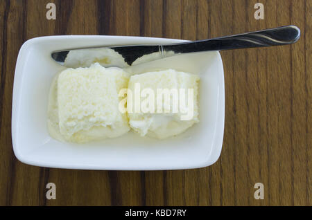 Petit-déjeuner des balkans traditionnels définir kaymak ou crème beurre galette et sur une céramique blanche Banque D'Images