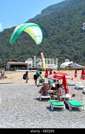 Les vacanciers et les para-planeurs sur Olu Deniz Belcekiz Beach, Turquie Banque D'Images