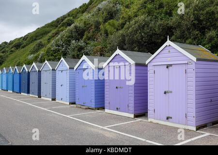 Cabines de plage entre Bournemouth et Boscombe dans le Dorset, en Angleterre. Banque D'Images