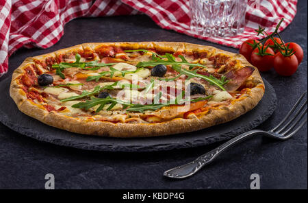 Pizza jambon tomate Banque D'Images