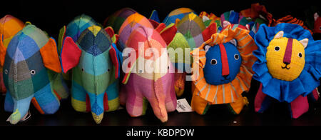 Close up d'animaux en peluche aux couleurs vives (éléphants et lions) en vente en magasin de v&a à Londres Banque D'Images