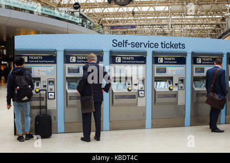 South Western Railway ticket à un libre-service à la gare de Waterloo à Londres, en Angleterre. Photo prise en 2017. Banque D'Images