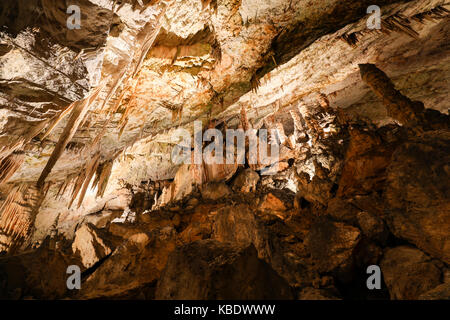 Caractéristiques karstiques pittoresques dans la grotte illuminée Banque D'Images