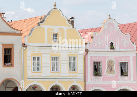 Telc, République tchèque - 18 août 2017 : le style renaissance typique d'habitation avec des couleurs différentes dans le centre historique de la ville Banque D'Images