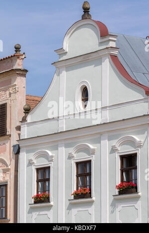 Telc, République tchèque - 18 août 2017 : le style renaissance typique d'habitation avec des couleurs différentes dans le centre historique de la ville Banque D'Images