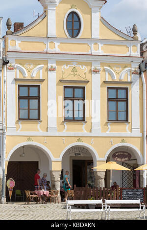 Telc, République tchèque - 18 août 2017 : le style renaissance typique d'habitation avec des couleurs différentes dans le centre historique de la ville Banque D'Images