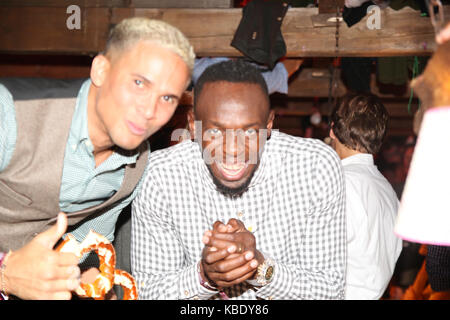 Munich, Allemagne. 28 sep, 2017. Usain Bolt quelques célébrités sont venus à l'kaeferzelt à la fête lors de la 13e journée des célébrations. crédit : Alexander pohl/pacific press/Alamy live news Banque D'Images