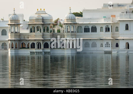 Taj lake palace sur le lac Pichola à Udaipur, Rajasthan, Inde. Banque D'Images