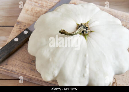 Pattypan blanc squash (patty pan) sur une planche à découper Banque D'Images